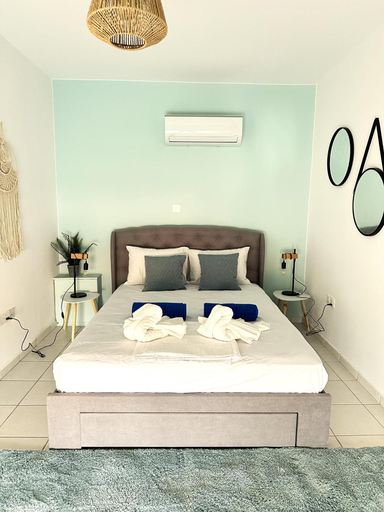 H&O Golden Sun Suite Paphos 外观 照片